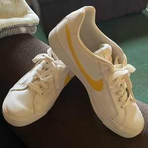 Nike women’s tennis shoes 8.5